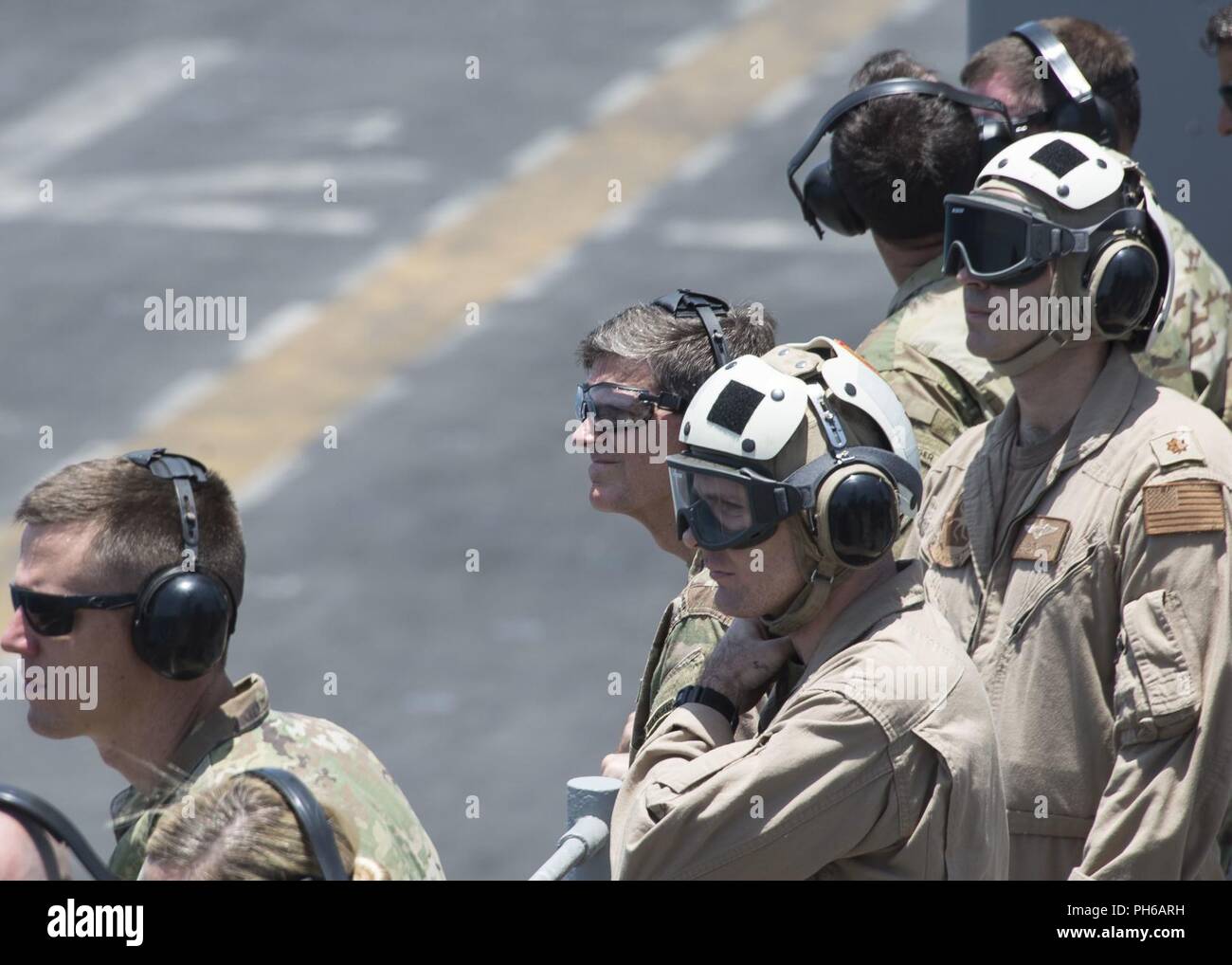 Golfo Arabico (22 giugno 2018) DEGLI STATI UNITI Esercito gen. Giuseppe Votel, comandante della U.S. Il comando centrale e di altri illustri visitatori guarda una dimostrazione di volo mentre touring il Wasp-classe assalto anfibio nave USS Iwo Jima (LHD 7). Iwo Jima, homeported a Mayport Fla., è sulla distribuzione per gli Stati Uniti Quinta Flotta area di operazioni a sostegno della sicurezza marittima operazioni per rassicurare gli alleati e partner e preservare la libertà di navigazione e il libero flusso di commercio nella regione. Foto Stock