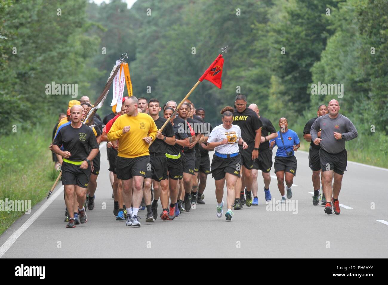 Active duty i membri del servizio, i familiari e i pensionati militari hanno partecipato a un inizio di mattina a 2 miglio divertente correre e camminare per evidenziare il centesimo anniversario del regno ha dichiarato esercito mandato officer coorte ospitato dal decimo AAMDC a Reno Ordnance Barracks Giugno 29. Il "secolo di servizio" celebrazione inclusa una cerimonia di commemorazione seguita da una rinuncia di responsabilità cerimonia per il Chief Warrant Officer 5 David V. Jones, il comando chief warrant officer, decimo AAMDC. Foto Stock