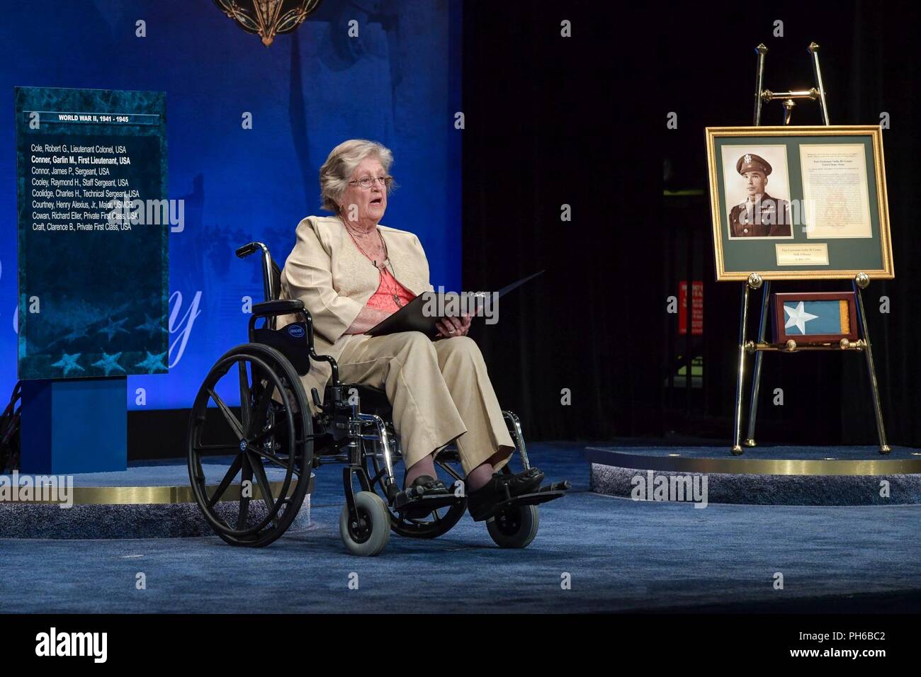 Lyda paolino pozzetti Conner, coniuge di U.S. Esercito 1Lt. Garlin M. Conner, dà il suo commento durante una medaglia d'onore la cerimonia di induzione al Pentagono, in Arlington, Virginia, 27 giugno 2018. Conner postumo è stato premiato con la medaglia d'Onore Giugno 26, 2018 per azioni mentre si serve come un funzionario di intelligence con sede e Sede Società, 3° Battaglione, 7° Reggimento di Fanteria, terza divisione di fanteria, durante la II Guerra Mondiale il 24 gennaio, 1945. Foto Stock