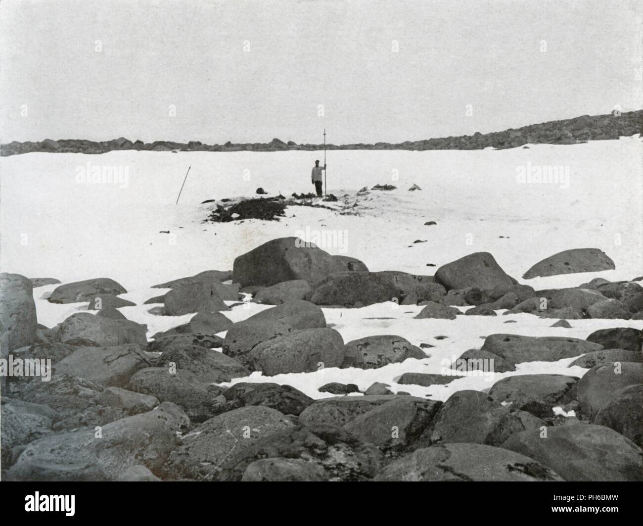 'Esterne di igloo', c1911, (1913). Artista: G Murray Levick. Foto Stock