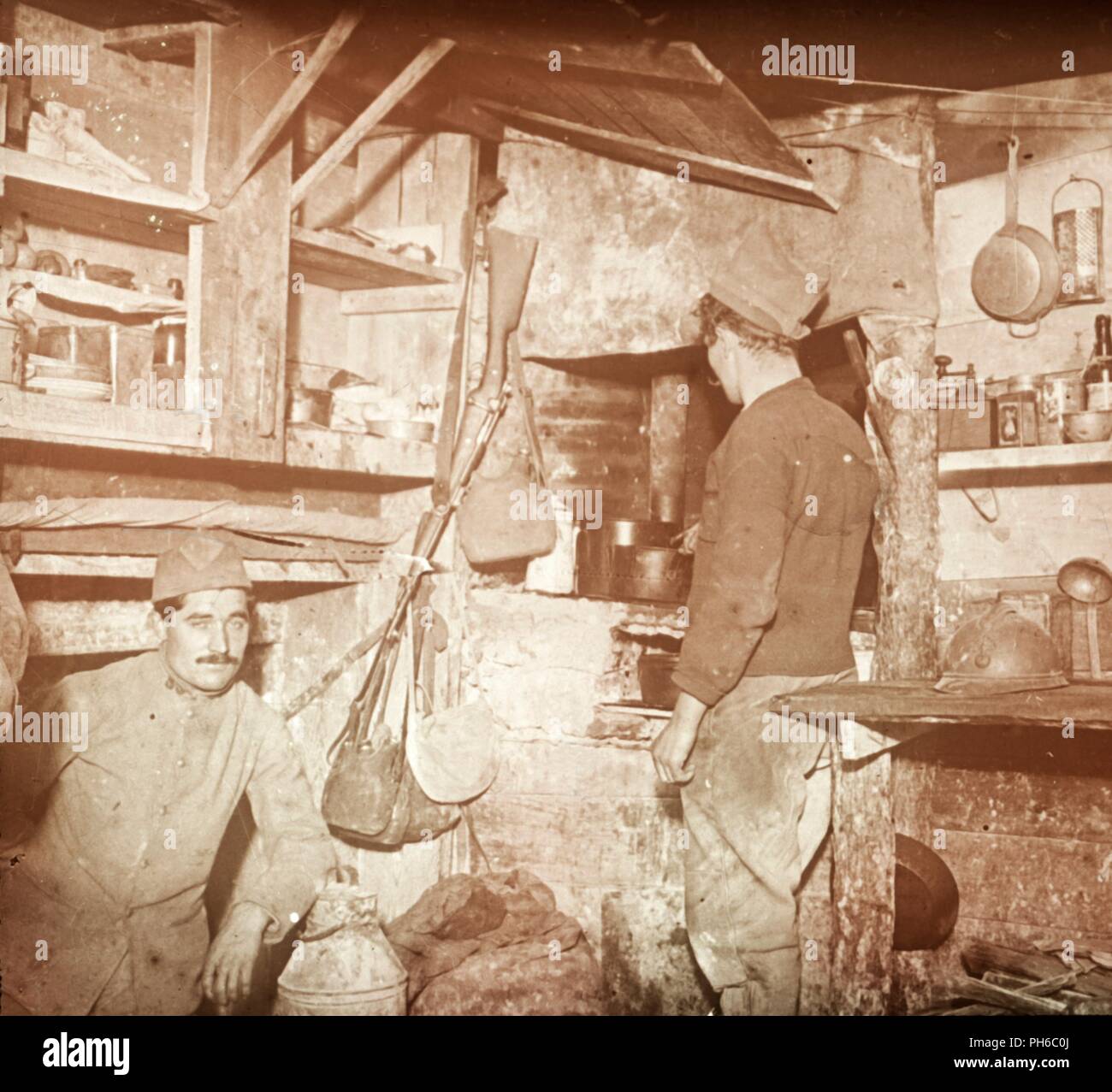 Soldati francesi in acquisiti ufficiali tedeschi' cucina, C1914-c1918. Artista: sconosciuto. Foto Stock