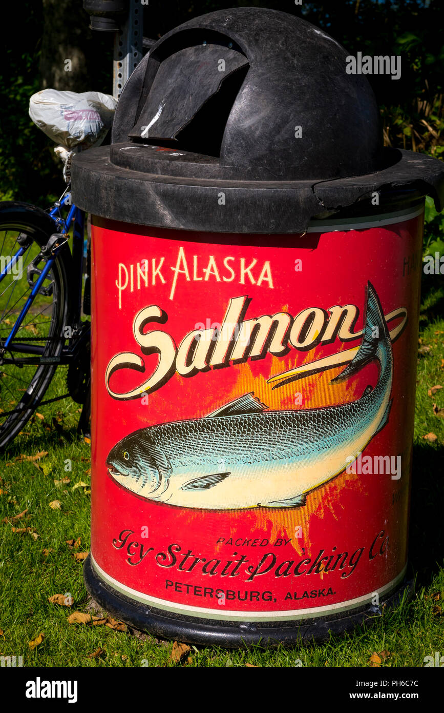 L'immondizia di Pietroburgo, Alaska pubblicità il gelido stretto Packing Co. con una foto di un rosa salmone in Alaska. Una bicicletta si appoggia in background. Foto Stock