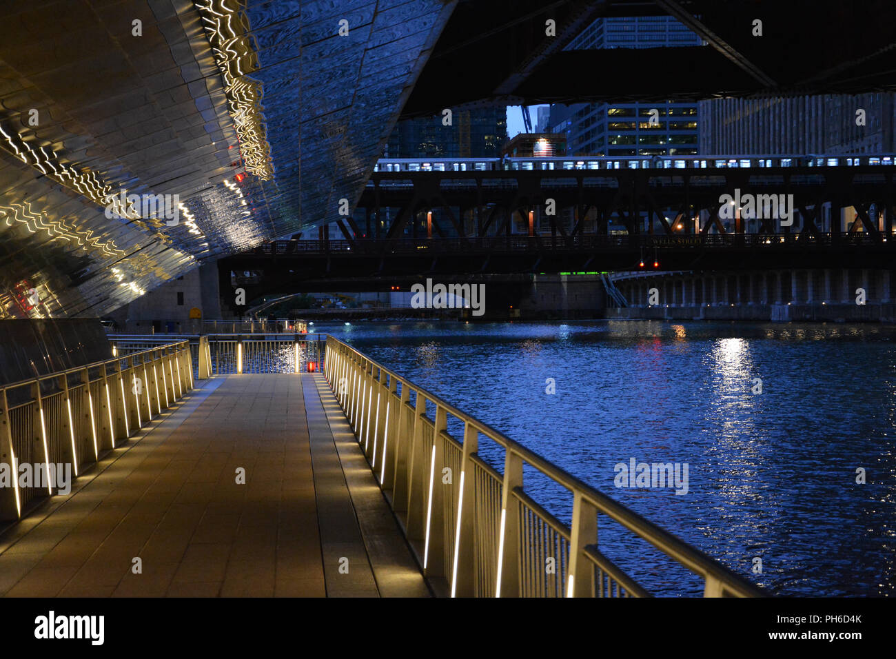 Luci lungo il Riverwalk a Chicago prima che il sole sorge. Foto Stock