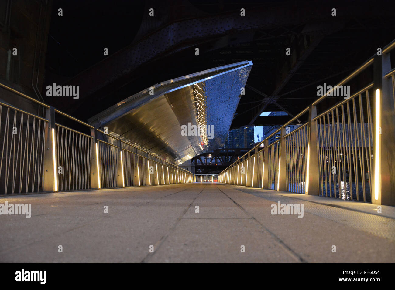 Luci lungo il Chicago Riverwalk sotto il LaSalle St. ponte prima che il sole sorge. Foto Stock