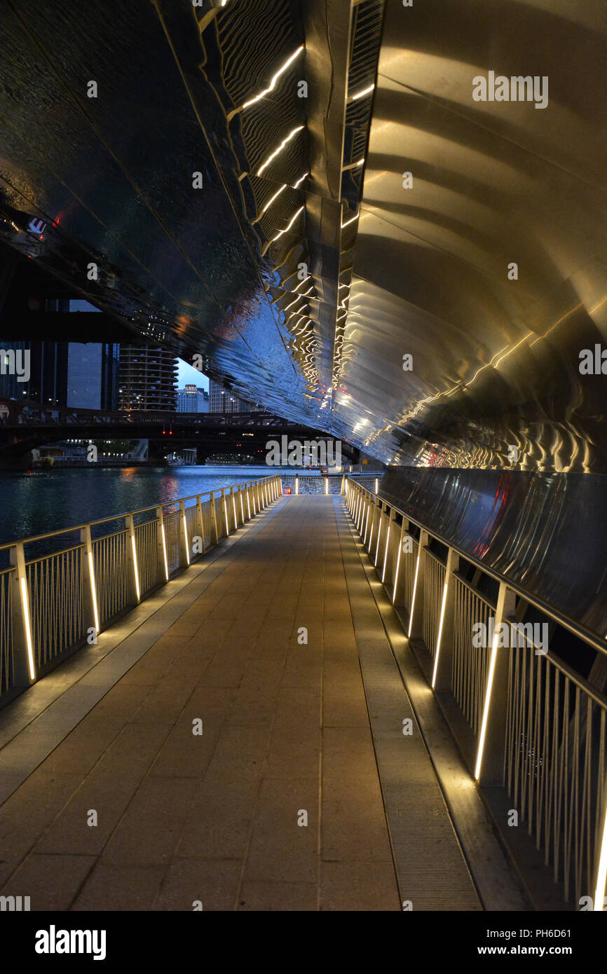 Luci lungo il Chicago Riverwalk sotto il LaSalle St. ponte prima che il sole sorge. Foto Stock