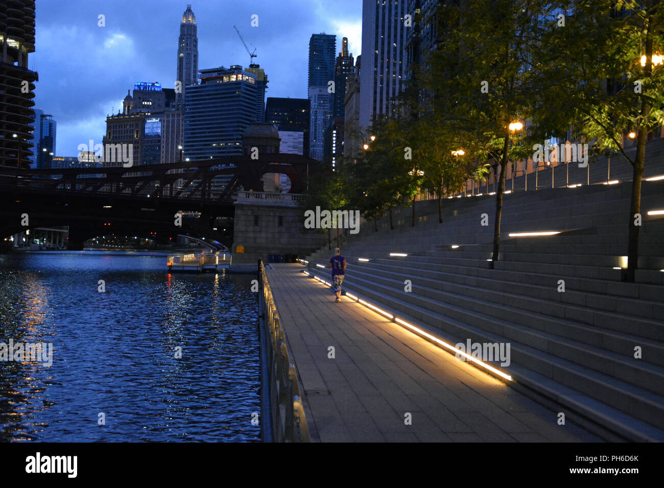 Luci lungo il Riverwalk a Chicago prima che il sole sorge. Foto Stock
