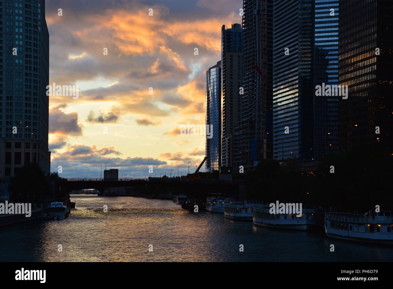 Guardando in giù il fiume Chicago dal Michigan Avenue Bridge come il sorgere del sole sopra il lago. Foto Stock