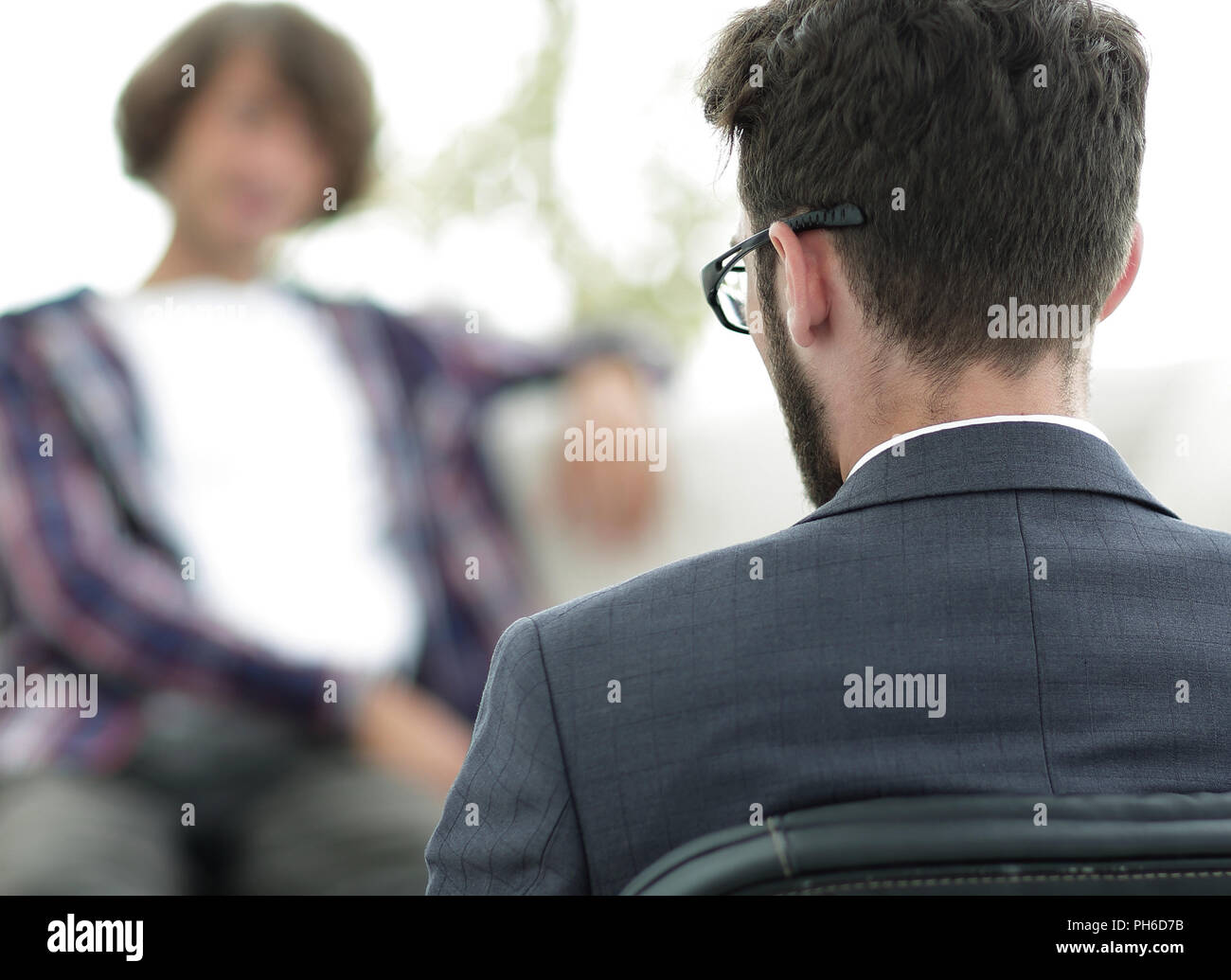 Avvocato consiglia il suo cliente. vista posteriore. concetto di riservatezza. Foto Stock