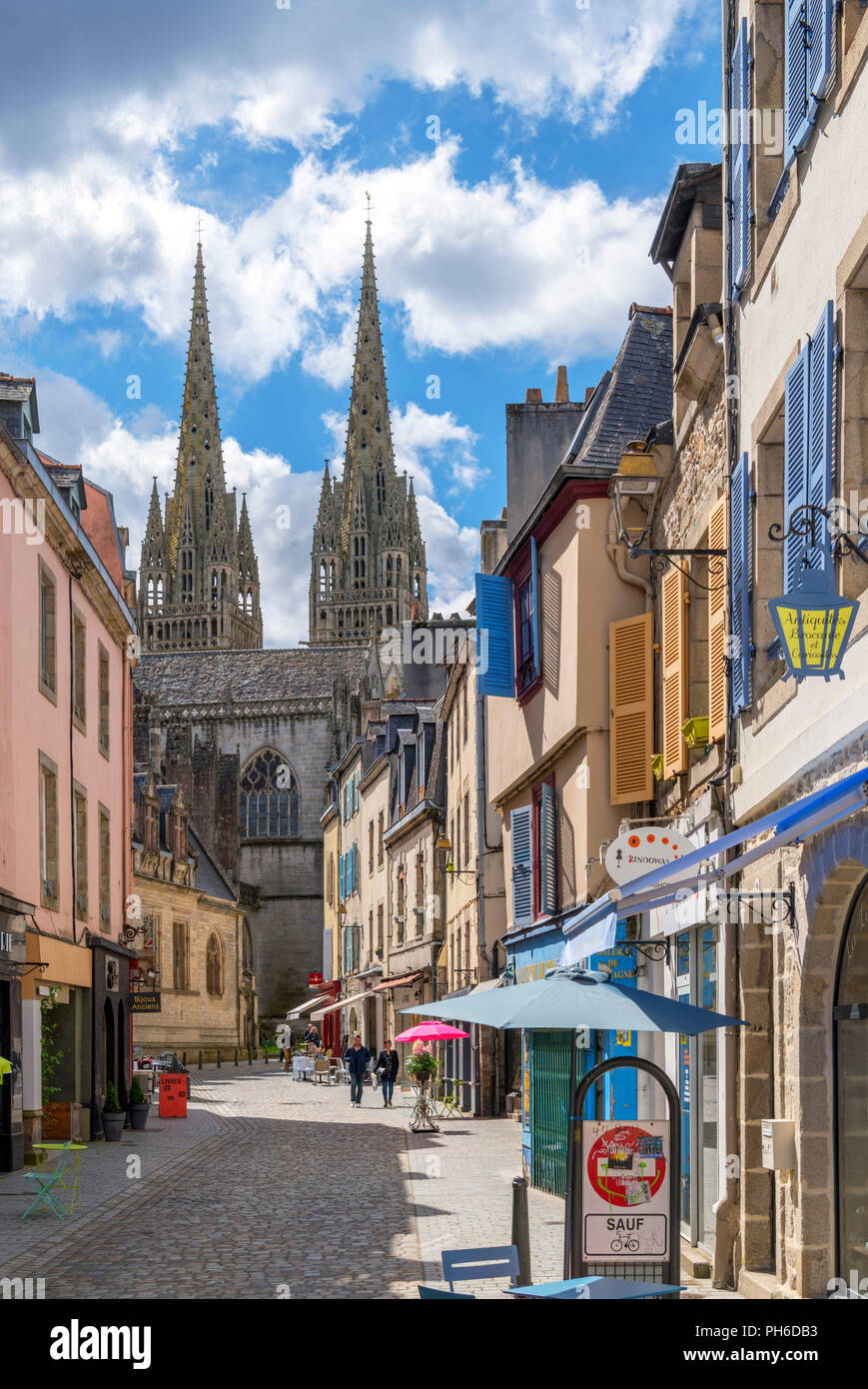 I negozi di Rue du Frout guardando verso la cattedrale, Quimper, Finisterre, Bretagna Francia Foto Stock
