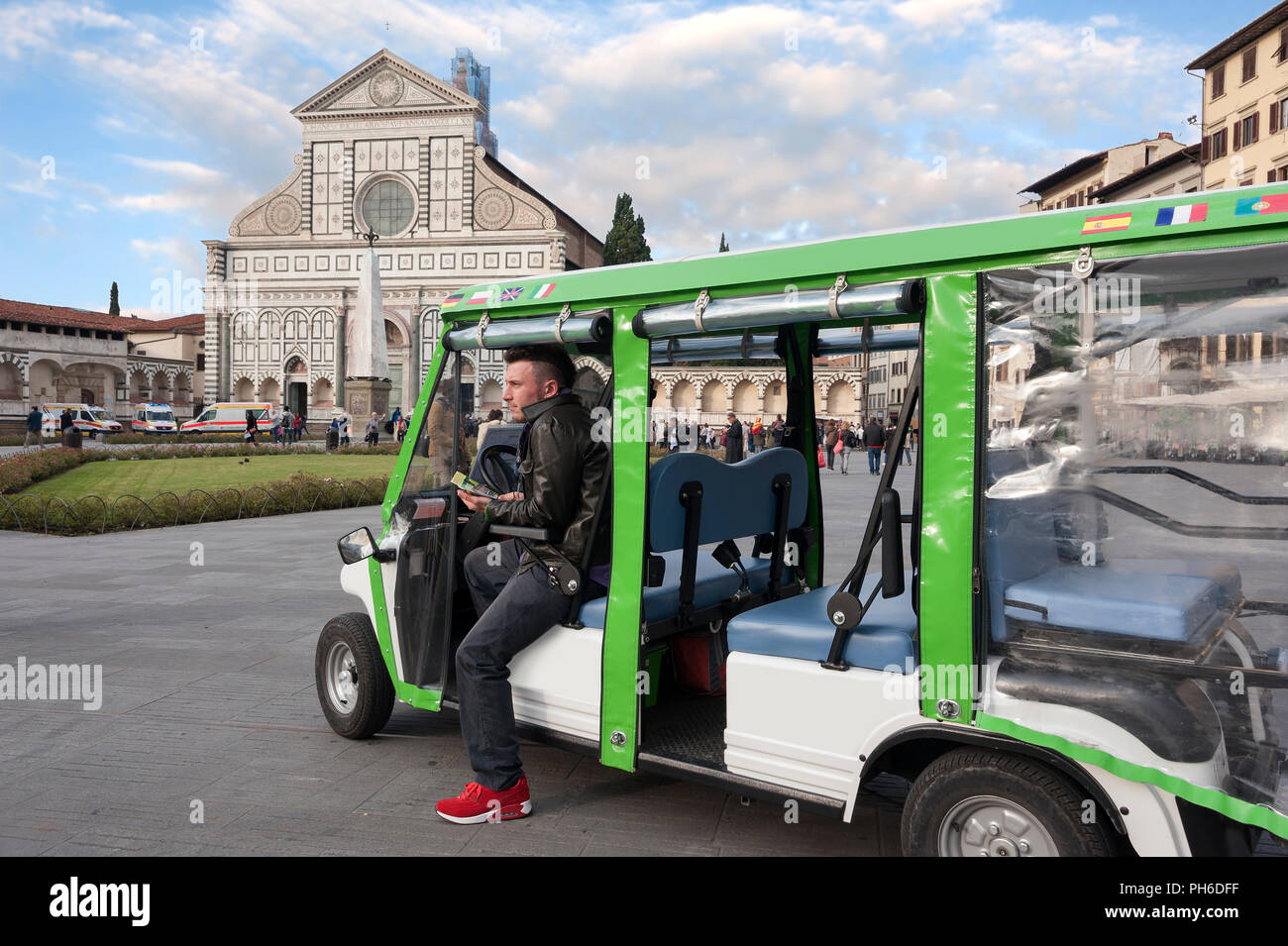 La guida turistica con un veicolo elettrico in attesa per i clienti in piazza Santa Maria Novella, Firenze Foto Stock