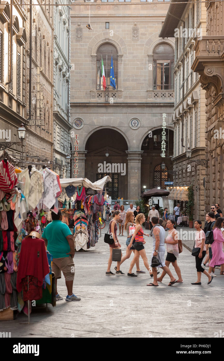Firenze, Italia - 2018, 14 Luglio: persone che camminano per le strade del centro storico di Firenze, in un giorno di estate. Foto Stock