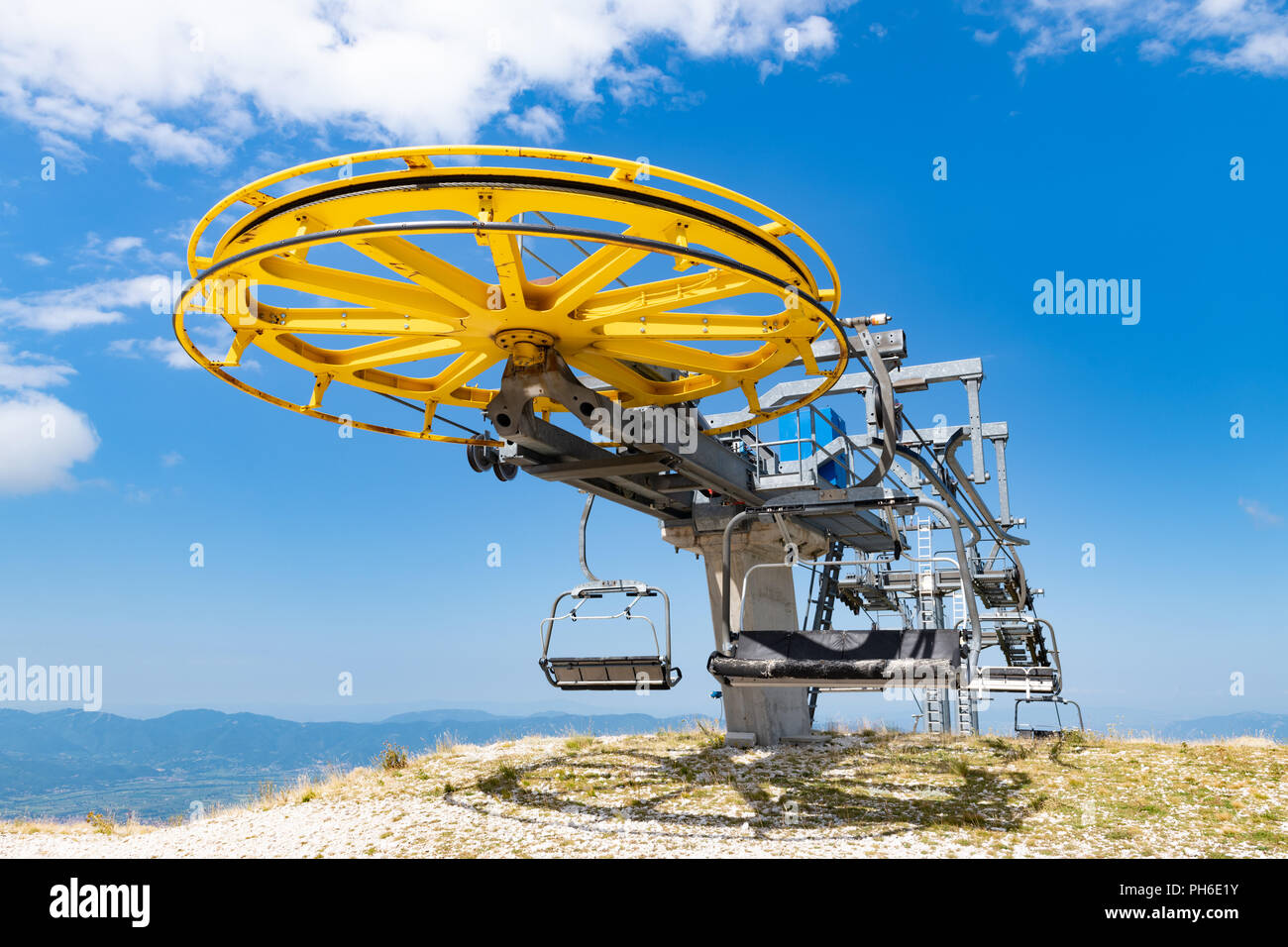 Impianti di risalita alla cima della montagna, grandi macchinari giallo ruota in estate giorno Foto Stock