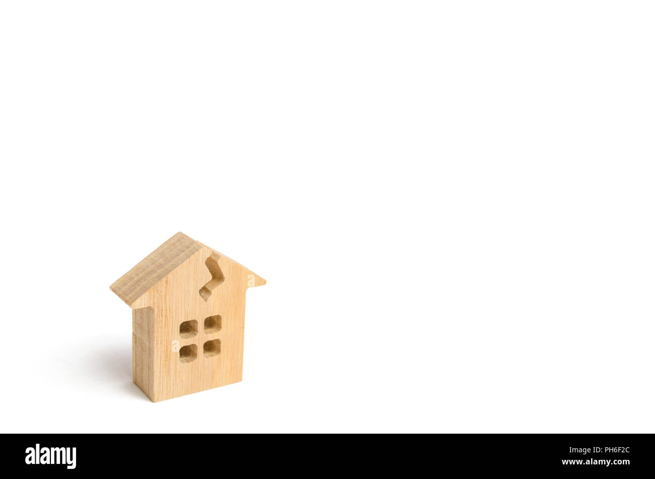 Una casa in legno con una crepa. Il concetto di una casa danneggiata, fatiscente alloggiamento. Rinnovo, riparazione e restauro del vecchio edificio. Proprietà ins Foto Stock