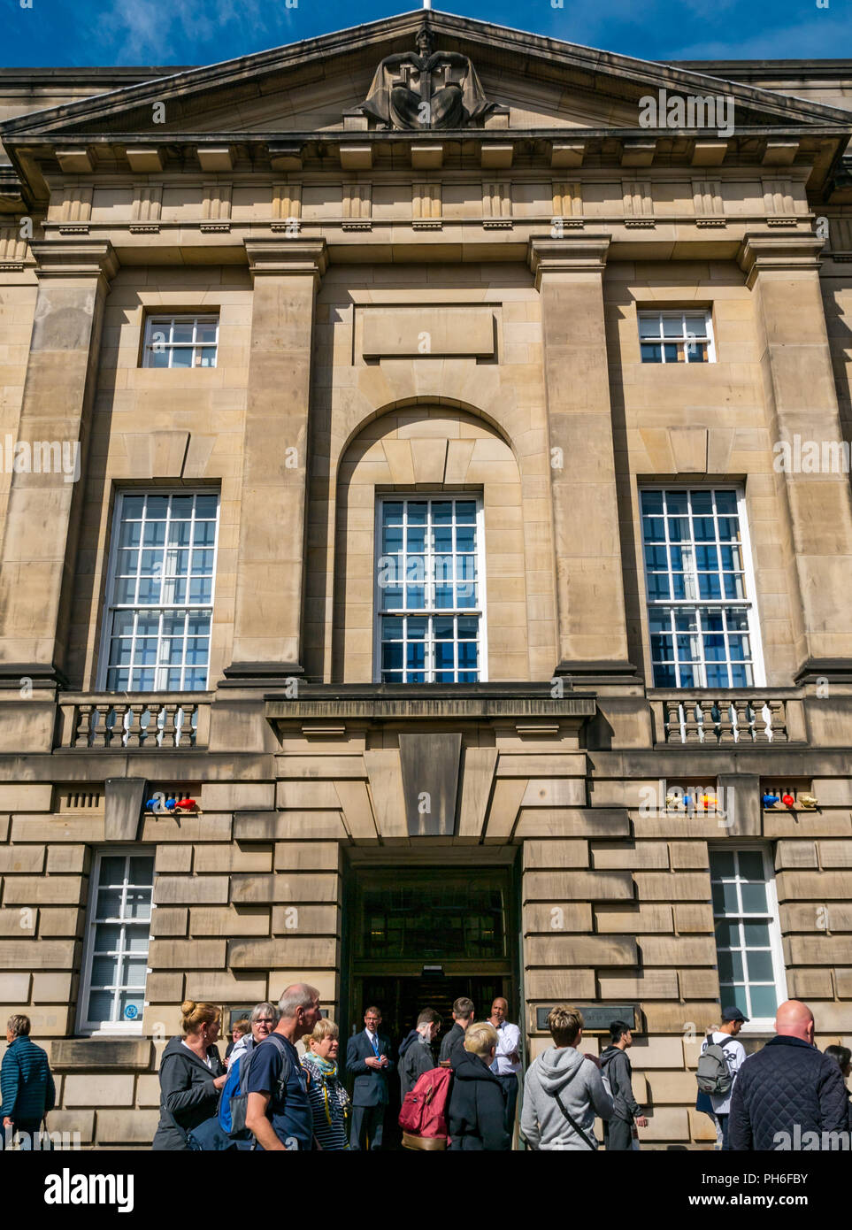 Parte anteriore del Edinburgh Alta Corte di Justiciary, Royal Mile di Edimburgo, Scozia, Regno Unito durante il festival con la gente camminare passato Foto Stock