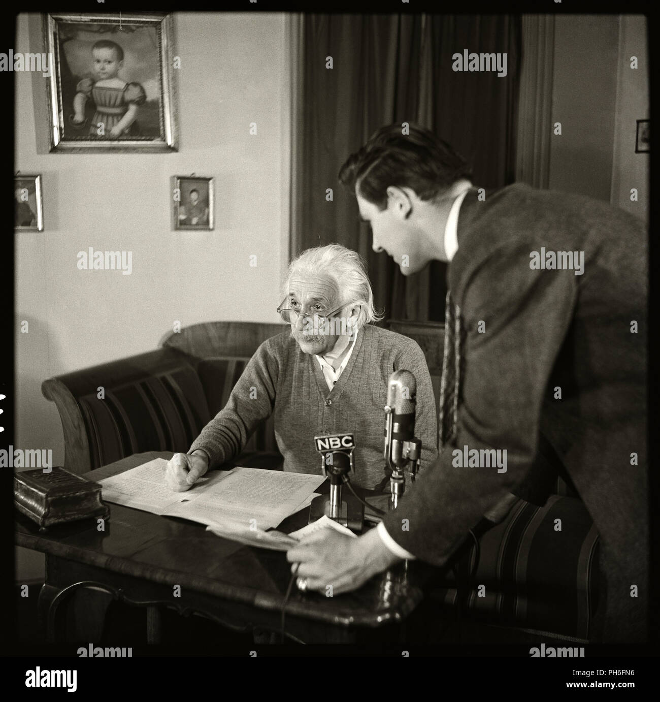 Fisico Albert Einstein seduto a un microfono di NBC. Questa foto è stata scattata durante il 1950 premiere di Eleanor Roosevelt settimanale del programma TV. Albert Einstein avverte che lo sviluppo della bomba a idrogeno porta la possibilità di porre fine alla vita sulla Terra, "entro la gamma di possibilità tecniche". Foto Stock