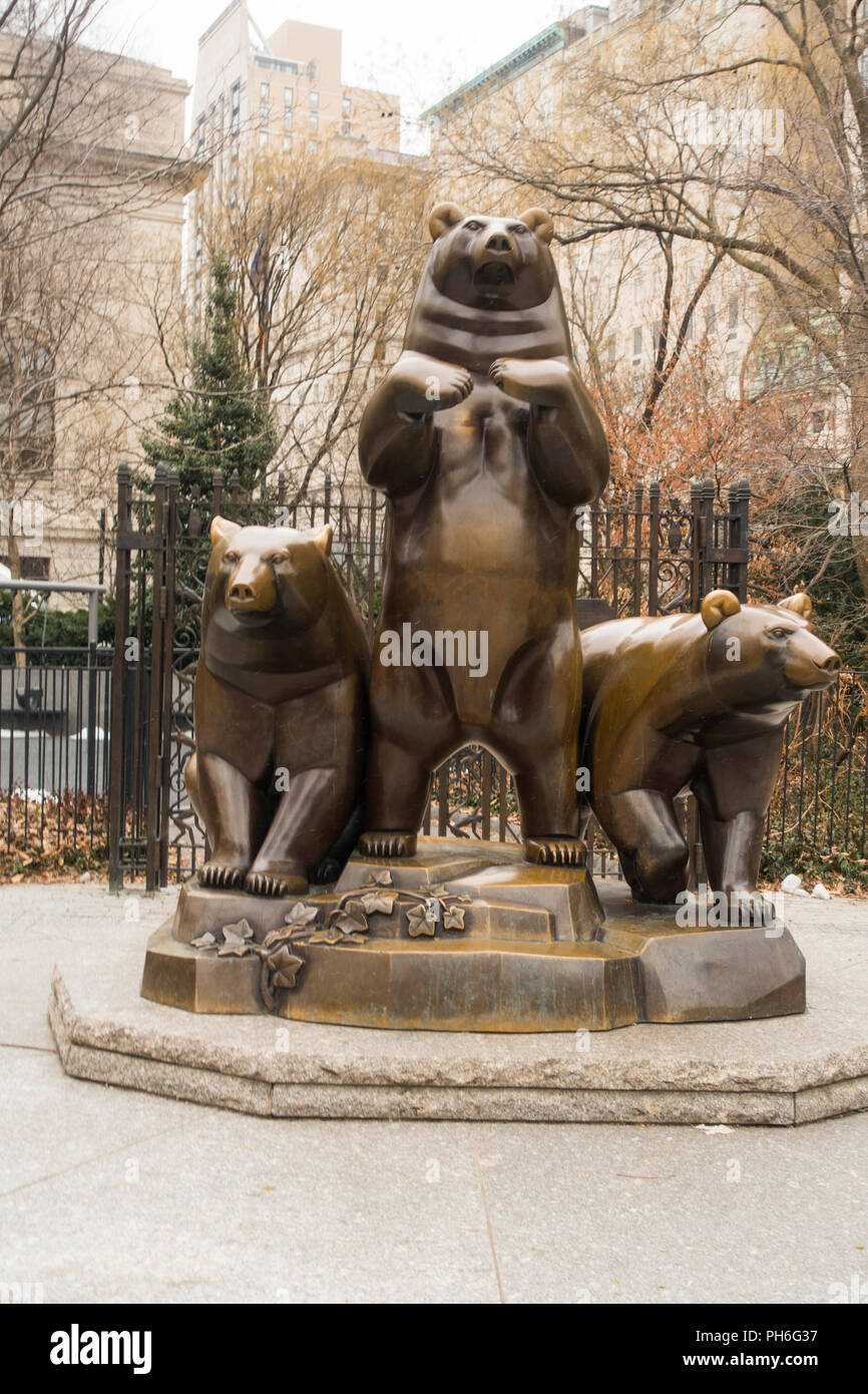 Gruppo di orsi nel parco giochi di New York City Foto Stock