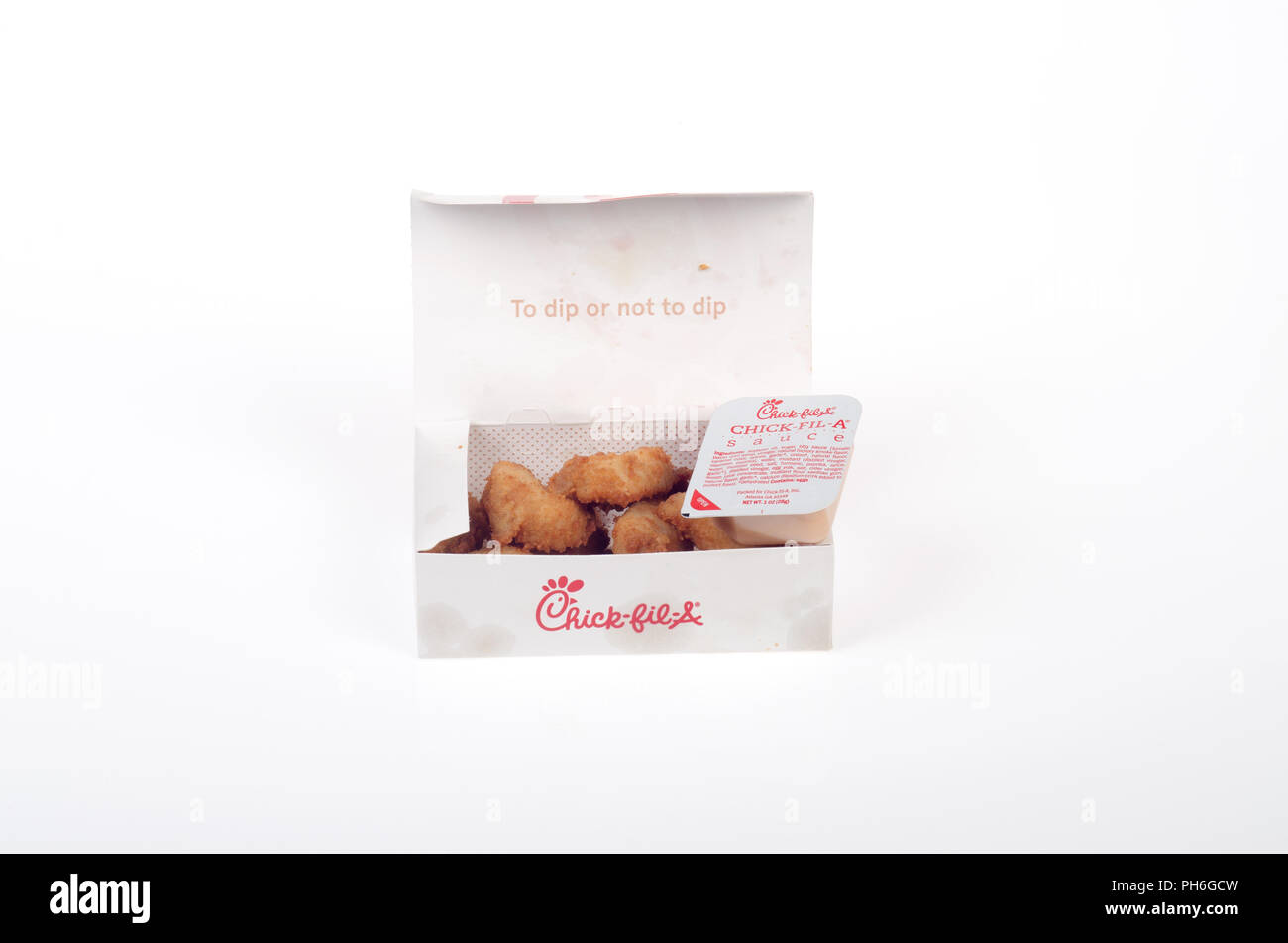 Chick-Fil-un pollo pepite scatola con salsa di immersione su bianco Foto Stock