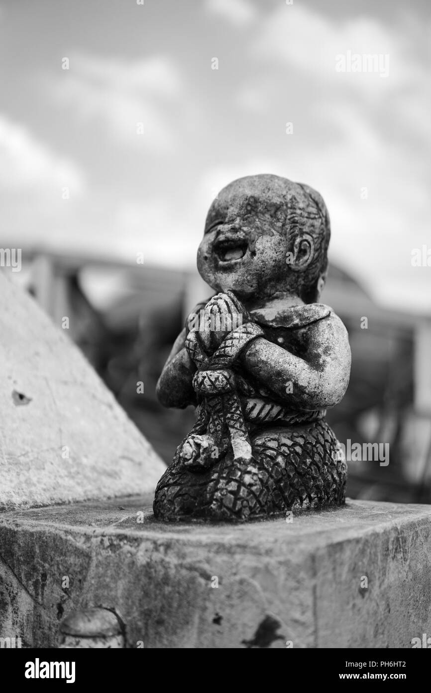 Bianco E Nero Rotto Sorriso Di Pietra E Capretto Felice Statua Foto Stock Alamy