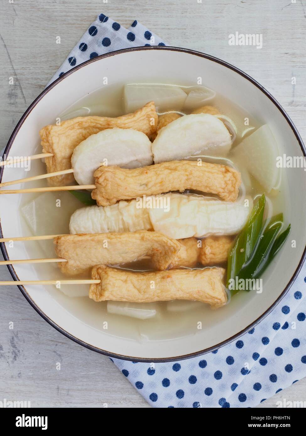 Cibo asiatico di pasta di pesce stufato, eomuk tang Foto Stock