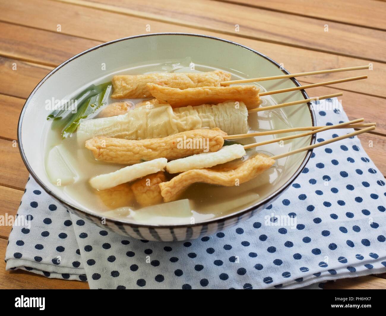 Cibo asiatico di pasta di pesce stufato, eomuk tang Foto Stock