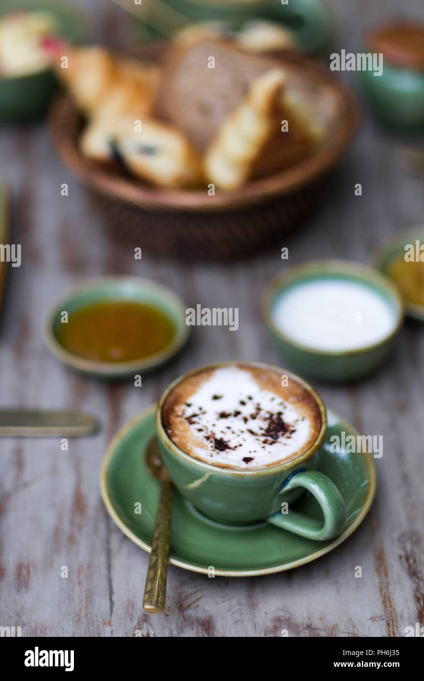 Tazza di aroma cappuccino a colazione con croissant Foto Stock
