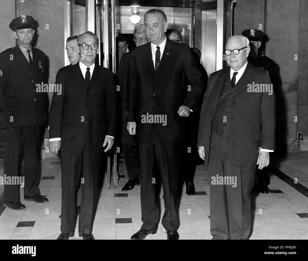 Il presidente Lyndon Johnson che arrivano alla porta sud del Campidoglio per il discorso sullo stato dell'Unione. Scortato sulla sinistra da casa il sergente-at-Arms Zeake Johnson e sulla destra dall'architetto del Campidoglio J. George Stewart. Foto Stock