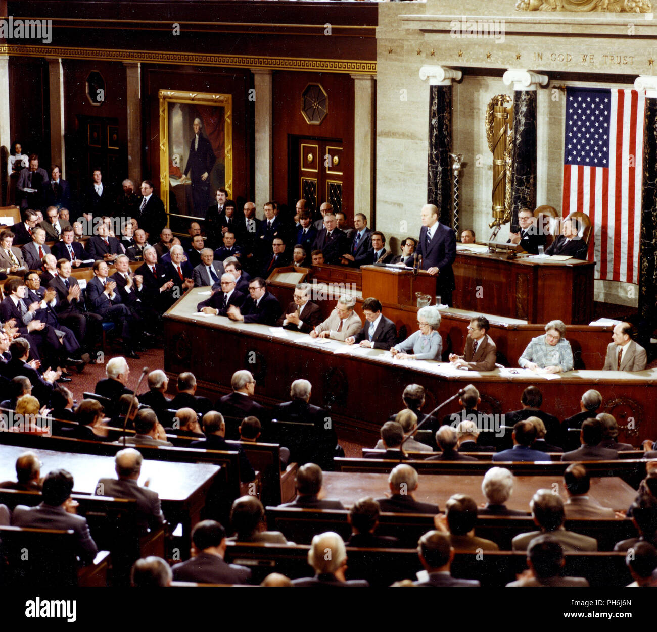 Il Presidente Ford offre un discorso sullo stato dell'Unione. Vice Presidente Nelson Rockefeller e altoparlante Carl Albert seduto sul podio. Foto Stock