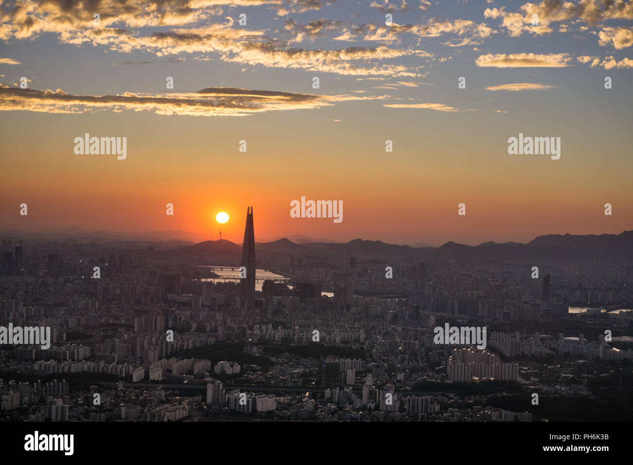 Tramonto a Lotte World Torre nella metropolitana Seoul, Corea del Sud Foto Stock