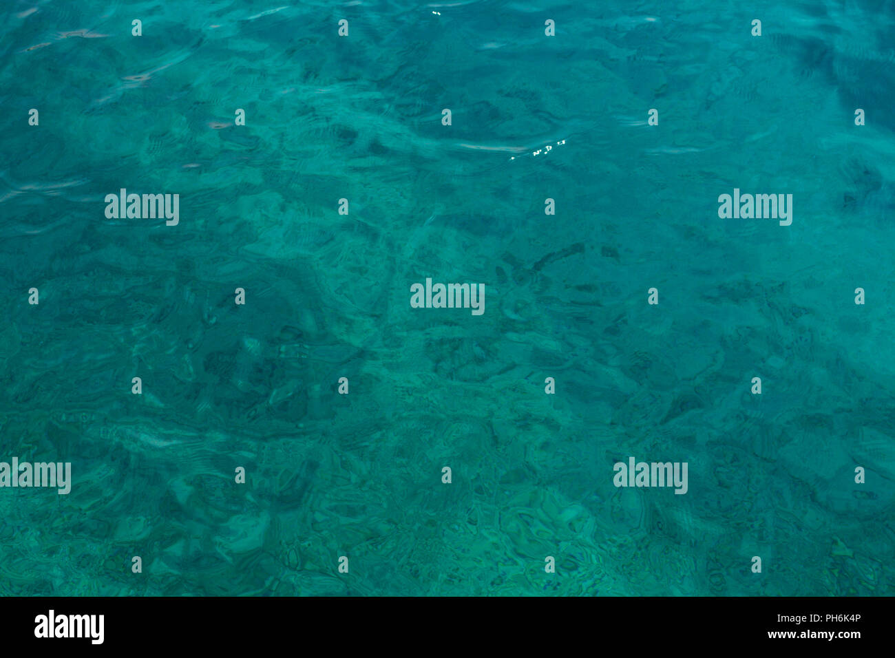 Il turchese del mare dei Caraibi con increspature Foto Stock