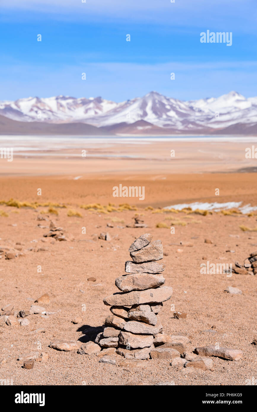 Un mucchio di pietre segna la strada per il Salar de Challviri, nella Reserva Eduardo Avaroa, Sud Lipez provincia, Bolivia Foto Stock