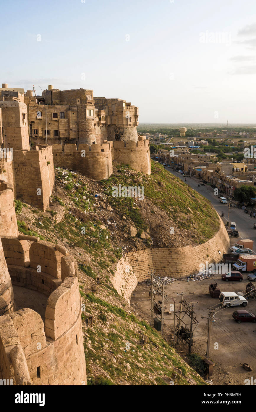 Jaisalmer Fort e il traffico della città al di sotto del Rajasthan, India Foto Stock