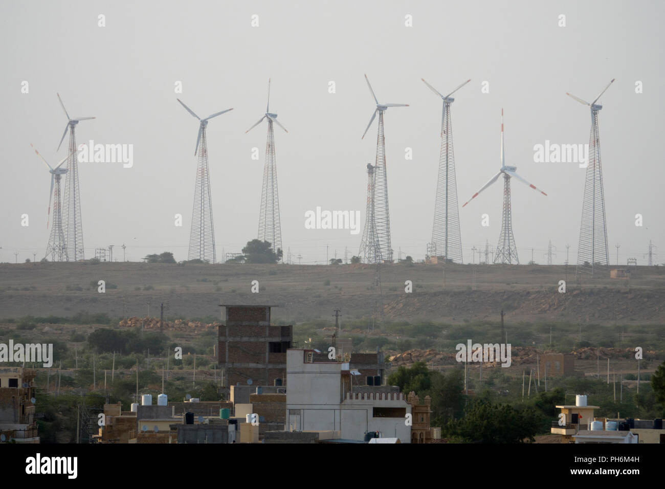 Le turbine eoliche di fattoria eolica nel deserto di Thar vicino a Jaisalmer, Rajasthan, India Foto Stock
