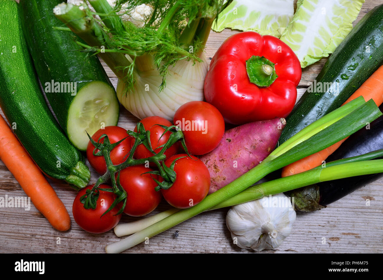 Ortaggi freschi sulla tavola di legno Foto Stock