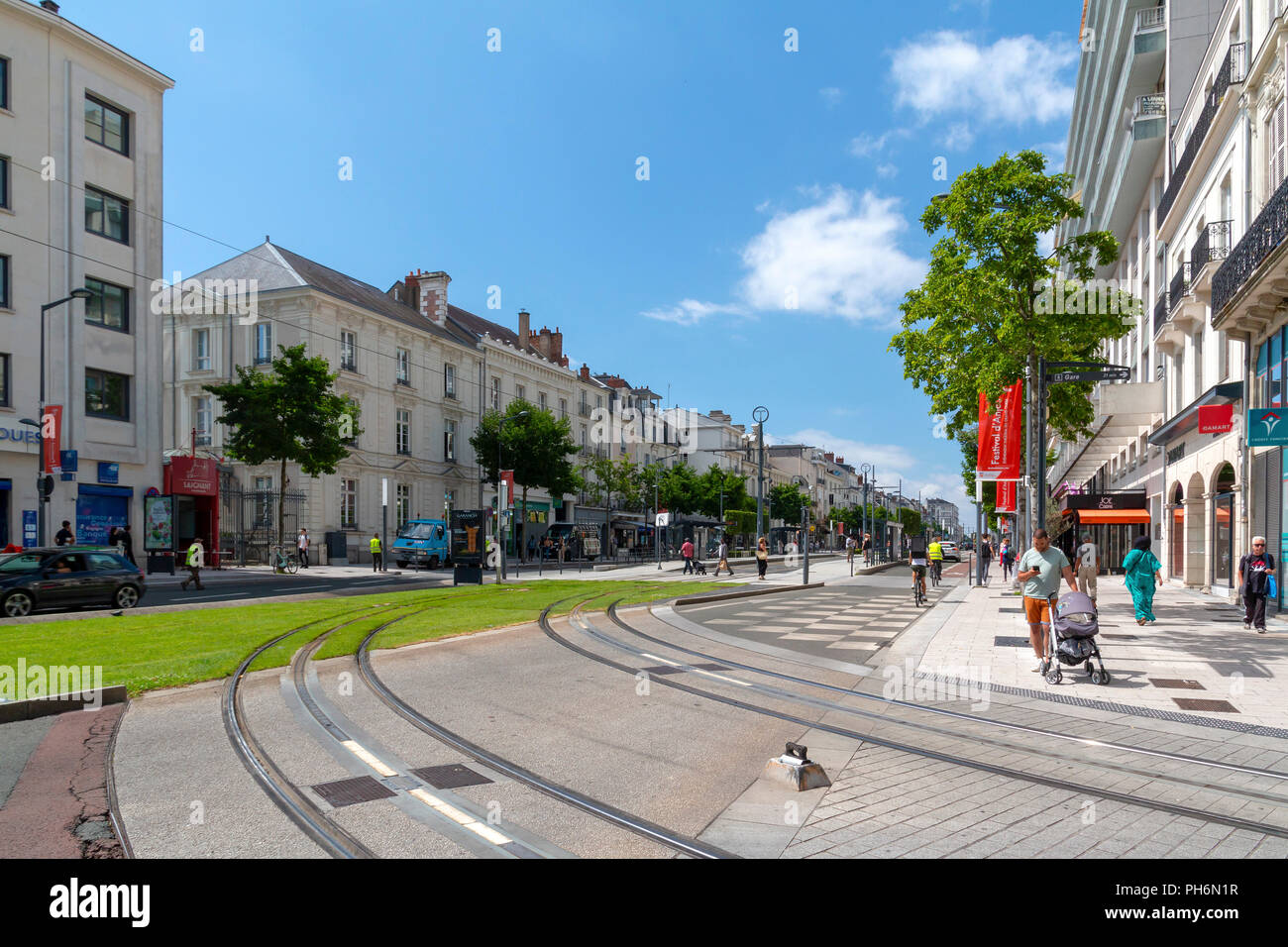 Angers, Pays de la Loire, Francia - luglio 3, 2018: Boulevard du Marechal Foch in Angers con persone di fare acquisti su un caldo giorno d'estate Foto Stock