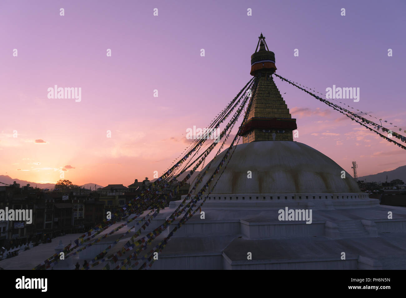 Grande Stupa di Boudha al tramonto nella valle di Kathmandu. Foto Stock