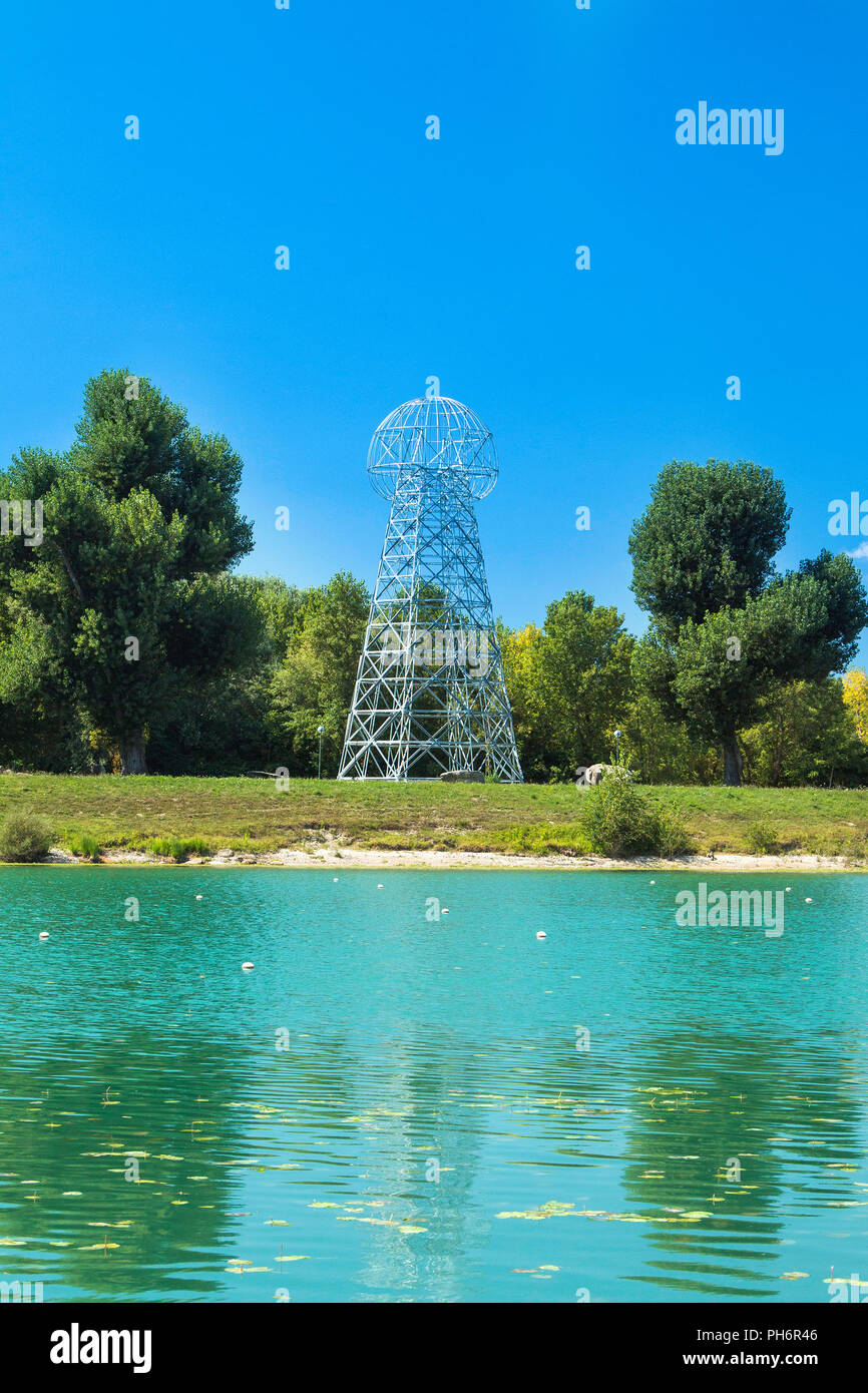 Tesla torre sul lago Jarun a Zagabria in Croazia, giorno di estate Foto Stock