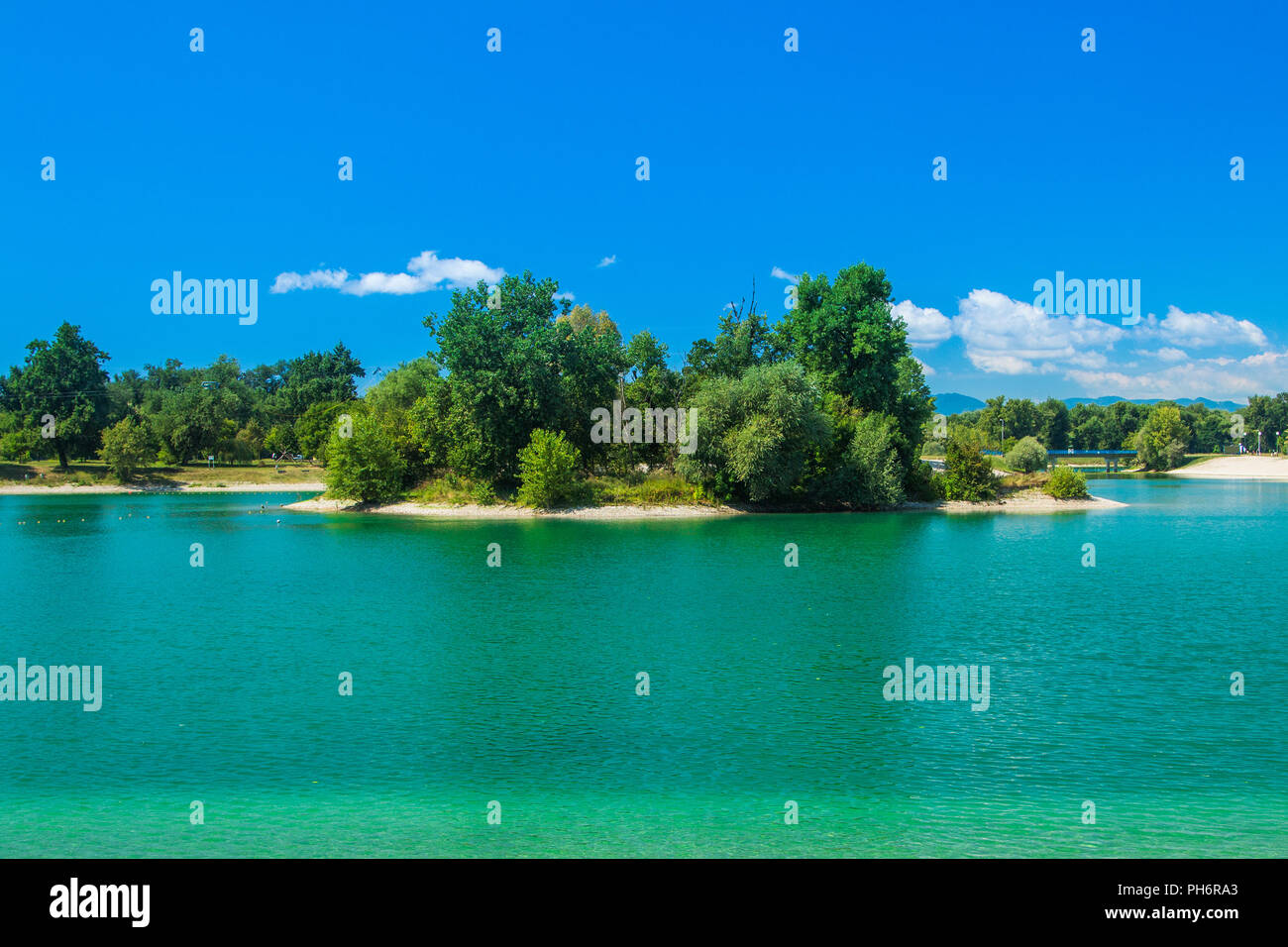 Zagabria, Croazia, lago Jarun, bella baia verde e soleggiata giornata estiva Foto Stock