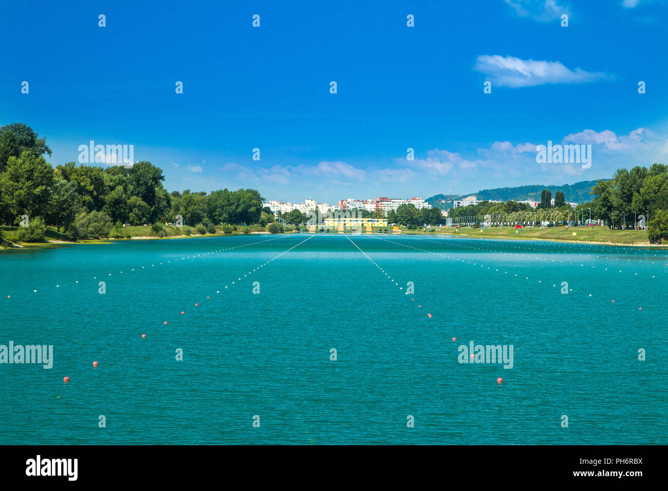 Percorso di canottaggio sul bellissimo lago Jarun a Zagabria in Croazia, soleggiata giornata estiva Foto Stock