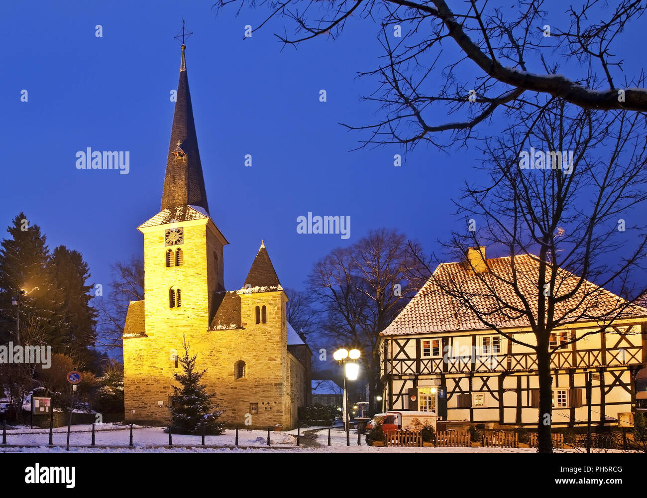 Villaggio chiesa del villaggio storico Wengern, Wetter Foto Stock