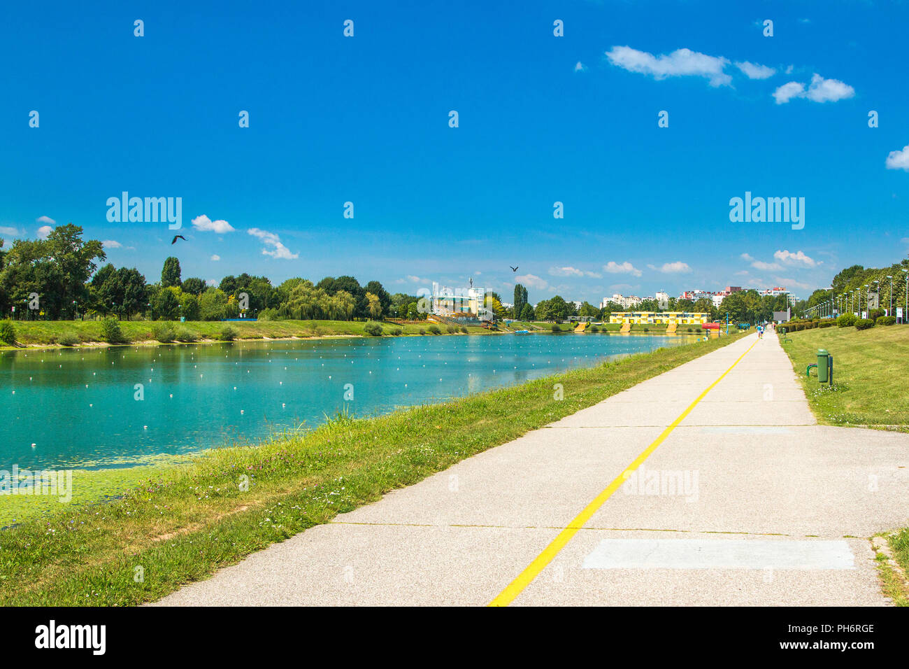 Percorso di canottaggio sul bellissimo lago Jarun a Zagabria in Croazia, soleggiata giornata estiva Foto Stock