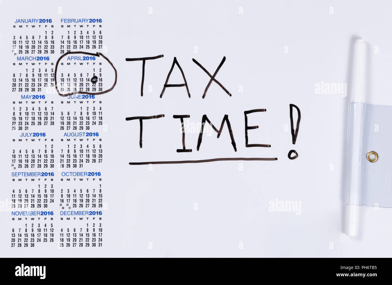 Lavagna bianca con calendario contrassegnato per l'imposta promemoria in aprile Foto Stock