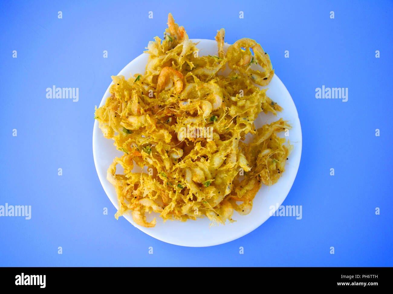 Fritti croccanti frittelle di giallo con piccoli gamberi, camarones Foto Stock