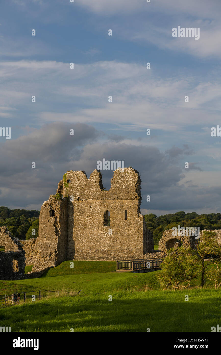 Ogmore Castle a Ogmore dal mare Vale of Glamorgan Galles del Sud Foto Stock
