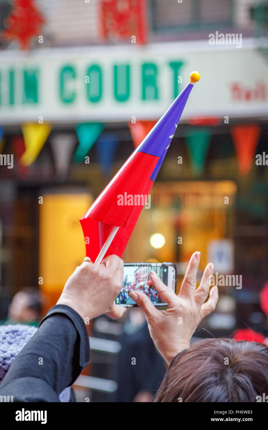 La gente celebra durante una parata di Taiwan nel Lower East Side di Manhattan, New York, NY, STATI UNITI D'AMERICA. Foto Stock
