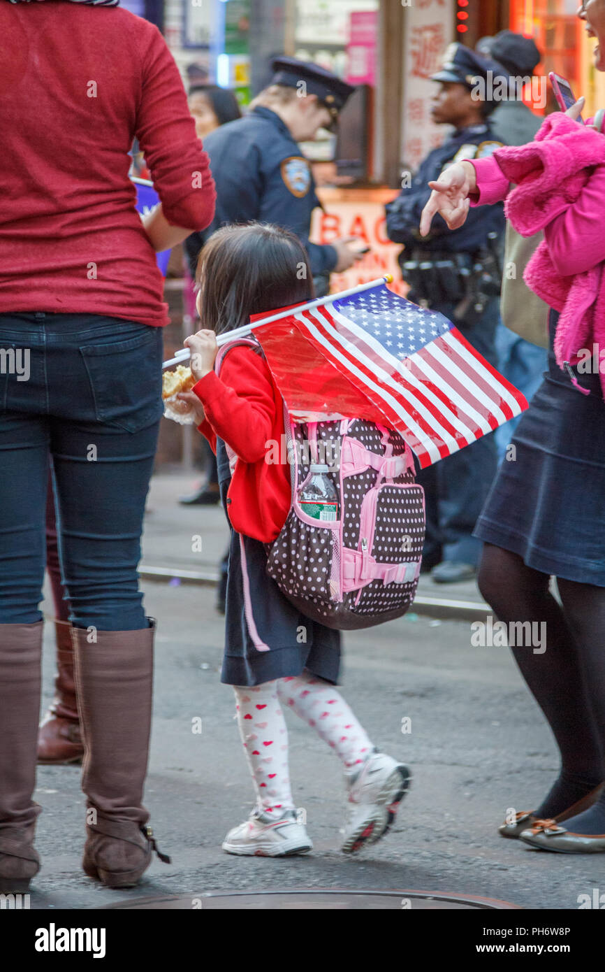 La gente celebra durante una parata di Taiwan nel Lower East Side di Manhattan, New York, NY, STATI UNITI D'AMERICA. Foto Stock