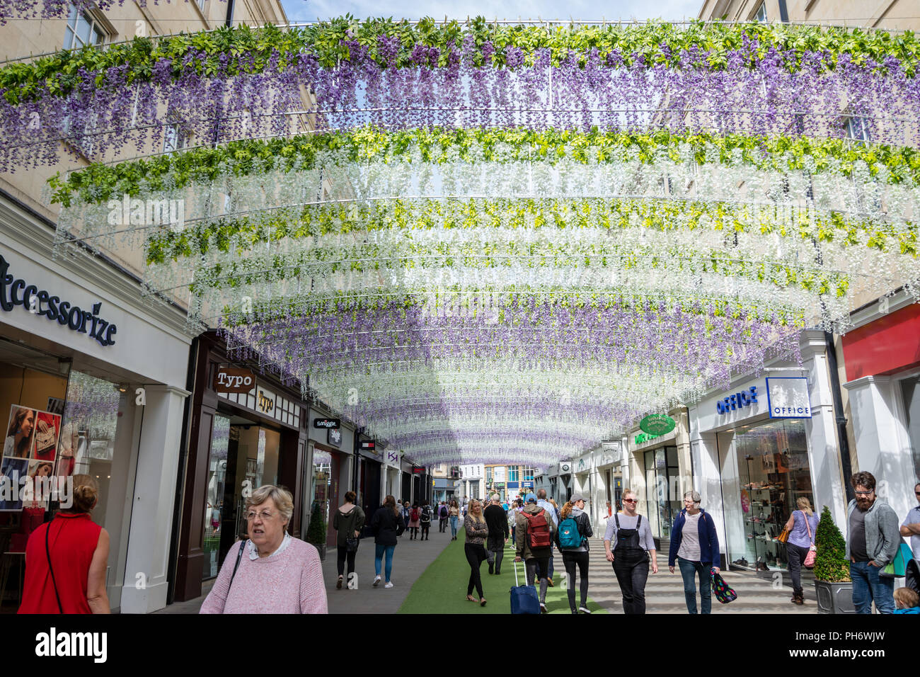 Una vista del fiore di glicine archi su St Lawrence street, parte dell'Southgate complesso per lo shopping nella città di Bath Foto Stock