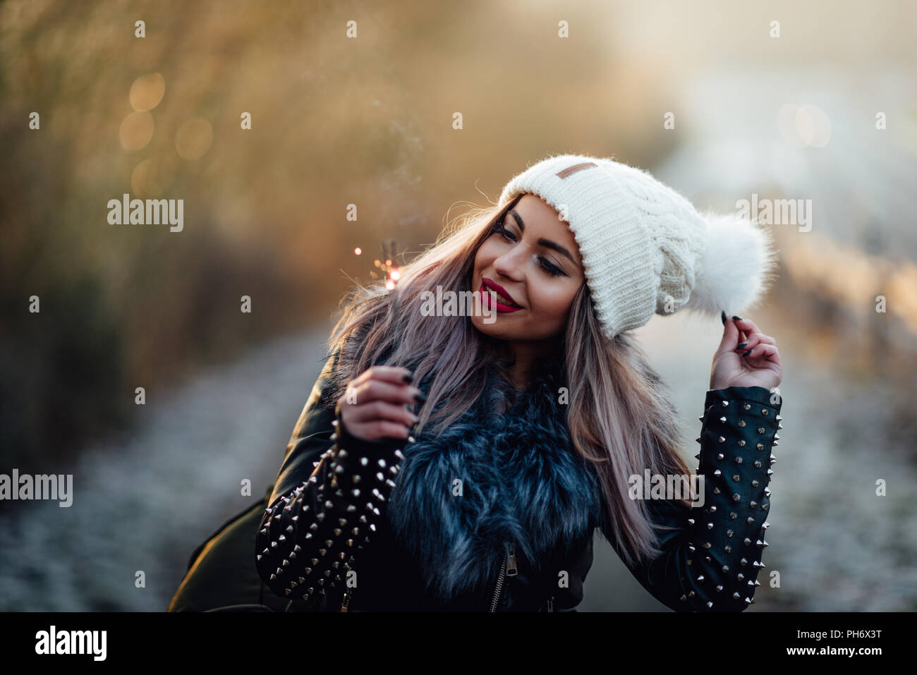 Splendida ragazza ritratto d'inverno. Scintillano nella sua mano, clima freddo Foto Stock