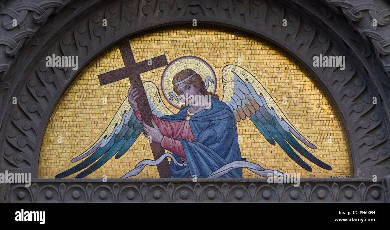 Un mosaico di un angelo che regge la Croce. Una tomba presso il Cimitero Monumentale di Milano. Foto Stock