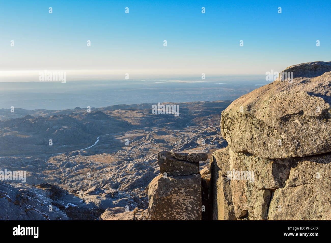 Giornata di sole dalla cima della montagna e con una vista bellissima. Dopo una lunga passeggiata il paesaggio premia lo sforzo. Foto Stock