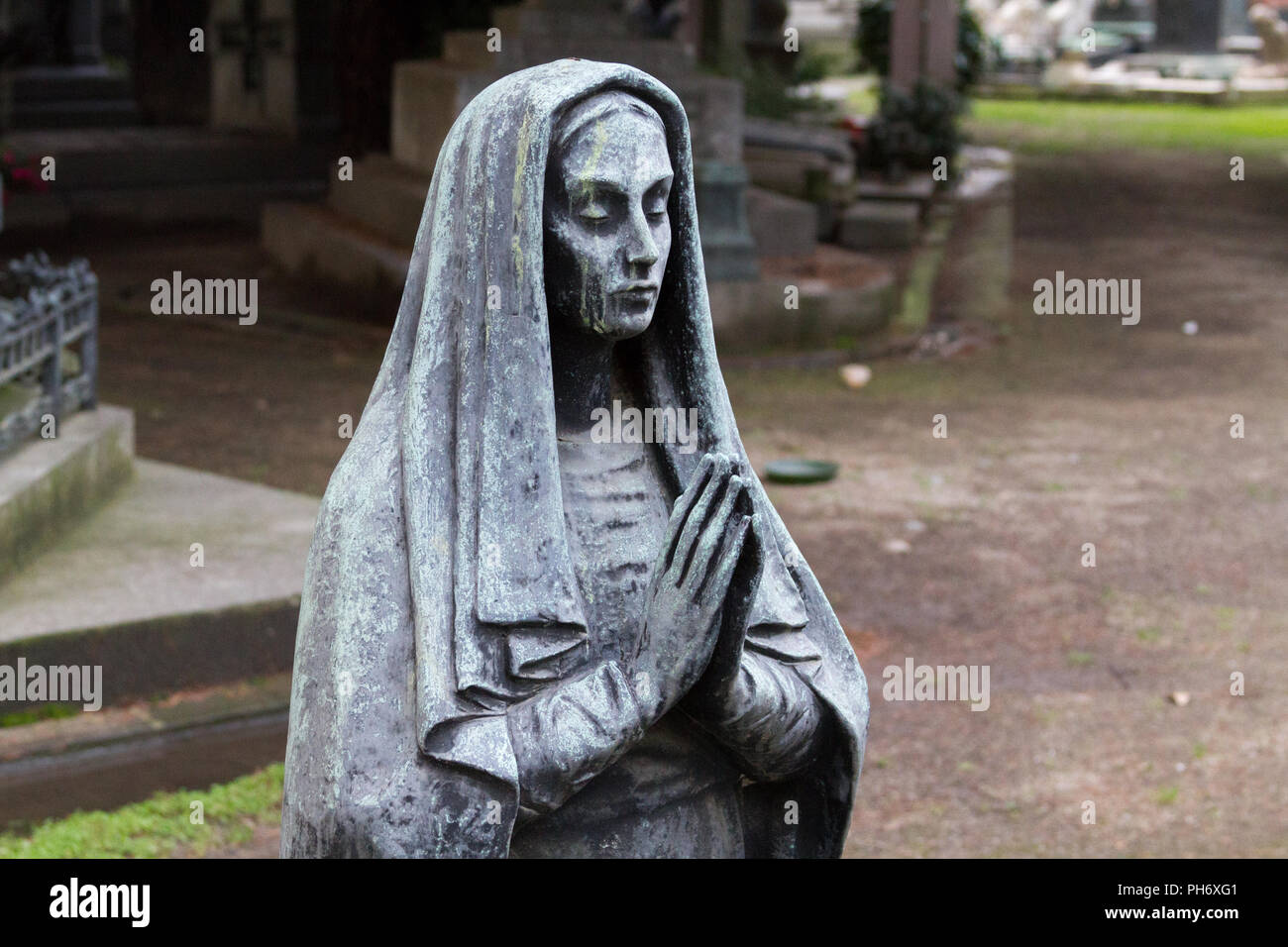 Statua Del Cimitero Della Vergine Maria Immagini E Fotografie Stock Ad 